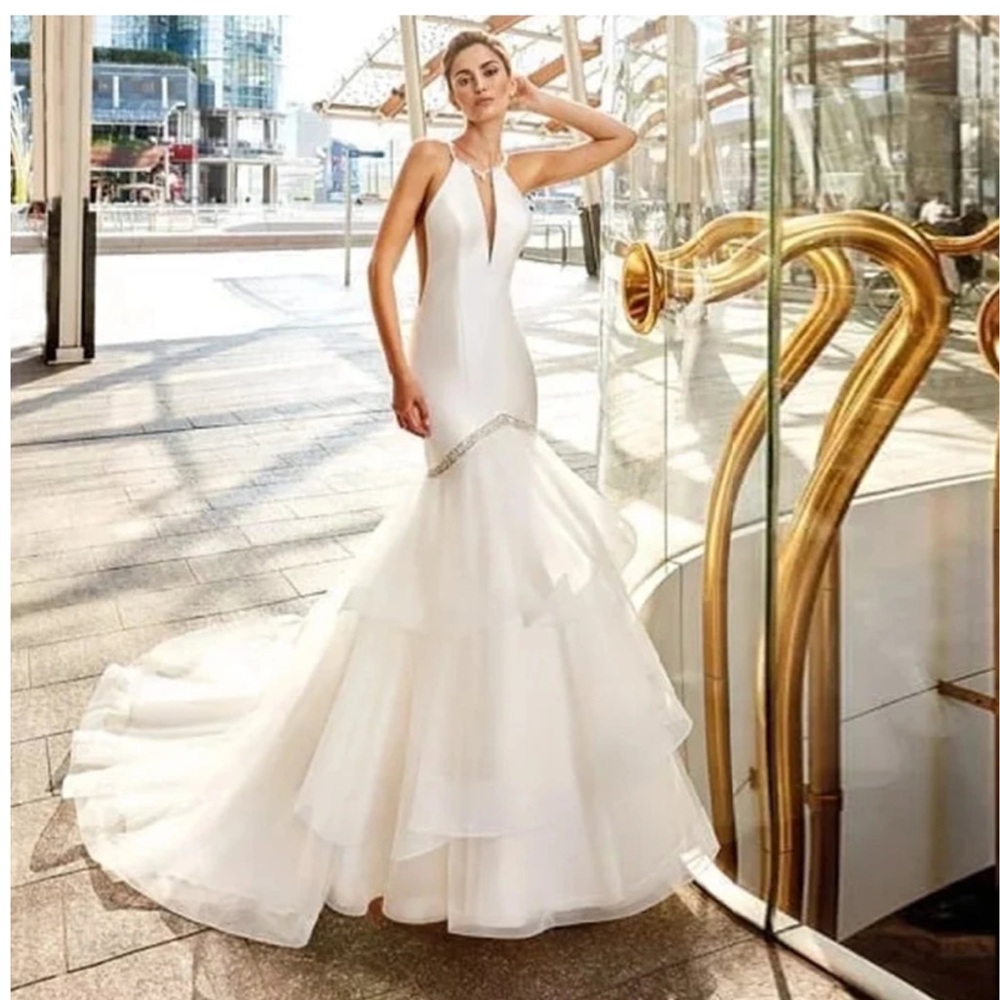 Halter satin wedding dress, mermaid style size 8 - NWT